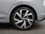 Volkswagen Golf 1.5 eTSI Aut. R-Line | Panoramadak | IQ Light | BlackStyle | Winterpakket | HeadUp Display | 18" Velgen |