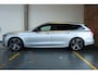 Volvo V90 2.0 B4 R-Design | Semi Electrische Wegklapbare Trekhaak | Head-Up Display | 360° Parkeercamera | Parkeersensoren voor + achter | BLIS | Parkeerverwarming | Harman Kardon Premium Audio | Stoelverwarming | Stuurwielverwarming | 20'' Lichtmetalen velgen |