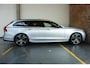 Volvo V90 2.0 B4 R-Design | Semi Electrische Wegklapbare Trekhaak | Head-Up Display | 360° Parkeercamera | Parkeersensoren voor + achter | BLIS | Parkeerverwarming | Harman Kardon Premium Audio | Stoelverwarming | Stuurwielverwarming | 20'' Lichtmetalen velgen |