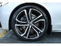 Volvo V90 2.0 B4 R-Design | Semi Electrische Wegklapbare Trekhaak | Head-Up Display | 360° Parkeercamera | Parkeersensoren voor + achter | BLIS | Parkeerverwarming | Harman Kardon Premium Audio | Stoelverwarming | Stuurwielverwarming | 20'' Lichtmetalen velgen |