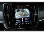 Volvo V90 2.0 B4 R-Design | Semi Electrische Wegklapbare Trekhaak | Head-Up Display | 360° Parkeercamera | Parkeersensoren voor + achter | BLIS | Parkeerverwarming | Harman Kardon Premium Audio | Stoelverwarming | Stuurwielverwarming | 20'' Lichtmetalen velgen |