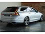 Volvo V90 2.0 B4 R-Design | Semi Electrische Wegklapbare Trekhaak | Head-Up Display | 360° Parkeercamera | Parkeersensoren voor + achter | BLIS | Parkeerverwarming | Harman Kardon Premium Audio | Stoelverwarming | Stuurwielverwarming | 20'' Lichtmetalen velgen |