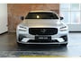Volvo V90 2.0 B4 R-Design | Semi Electrische Wegklapbare Trekhaak | Head-Up Display | 360° Parkeercamera | Parkeersensoren voor + achter | BLIS | Parkeerverwarming | Harman Kardon Premium Audio | Stoelverwarming | Stuurwielverwarming | 20'' Lichtmetalen velgen |