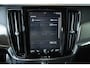 Volvo V90 2.0 B4 R-Design | Semi Electrische Wegklapbare Trekhaak | Head-Up Display | 360° Parkeercamera | Parkeersensoren voor + achter | BLIS | Parkeerverwarming | Harman Kardon Premium Audio | Stoelverwarming | Stuurwielverwarming | 20'' Lichtmetalen velgen |