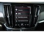 Volvo V90 2.0 B4 R-Design | Semi Electrische Wegklapbare Trekhaak | Head-Up Display | 360° Parkeercamera | Parkeersensoren voor + achter | BLIS | Parkeerverwarming | Harman Kardon Premium Audio | Stoelverwarming | Stuurwielverwarming | 20'' Lichtmetalen velgen |