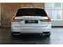 Volvo V90 2.0 B4 R-Design | Semi Electrische Wegklapbare Trekhaak | Head-Up Display | 360° Parkeercamera | Parkeersensoren voor + achter | BLIS | Parkeerverwarming | Harman Kardon Premium Audio | Stoelverwarming | Stuurwielverwarming | 20'' Lichtmetalen velgen |