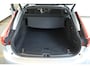 Volvo V90 2.0 B4 R-Design | Semi Electrische Wegklapbare Trekhaak | Head-Up Display | 360° Parkeercamera | Parkeersensoren voor + achter | BLIS | Parkeerverwarming | Harman Kardon Premium Audio | Stoelverwarming | Stuurwielverwarming | 20'' Lichtmetalen velgen |