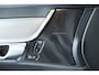 Volvo V90 2.0 B4 R-Design | Semi Electrische Wegklapbare Trekhaak | Head-Up Display | 360° Parkeercamera | Parkeersensoren voor + achter | BLIS | Parkeerverwarming | Harman Kardon Premium Audio | Stoelverwarming | Stuurwielverwarming | 20'' Lichtmetalen velgen |