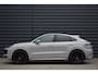 Porsche Cayenne Coupé 3.0 E-Hybrid Platinum Edition SportDesign *Krijt* | Sportuitlaat | ACC | Trekhaak | Ventilatie | Achterasbesturing | Bose | Head-Up | 22'' Wielen |