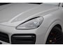 Porsche Cayenne Coupé 3.0 E-Hybrid Platinum Edition SportDesign *Krijt* | Sportuitlaat | ACC | Trekhaak | Ventilatie | Achterasbesturing | Bose | Head-Up | 22'' Wielen |