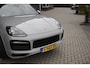Porsche Cayenne Coupé 3.0 E-Hybrid Platinum Edition SportDesign *Krijt* | Sportuitlaat | ACC | Trekhaak | Ventilatie | Achterasbesturing | Bose | Head-Up | 22'' Wielen |