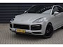 Porsche Cayenne Coupé 3.0 E-Hybrid Platinum Edition SportDesign *Krijt* | Sportuitlaat | ACC | Trekhaak | Ventilatie | Achterasbesturing | Bose | Head-Up | 22'' Wielen |
