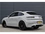Porsche Cayenne Coupé 3.0 E-Hybrid Platinum Edition SportDesign *Krijt* | Sportuitlaat | ACC | Trekhaak | Ventilatie | Achterasbesturing | Bose | Head-Up | 22'' Wielen |