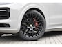 Porsche Cayenne Coupé 3.0 E-Hybrid Platinum Edition SportDesign *Krijt* | Sportuitlaat | ACC | Trekhaak | Ventilatie | Achterasbesturing | Bose | Head-Up | 22'' Wielen |