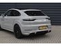 Porsche Cayenne Coupé 3.0 E-Hybrid Platinum Edition SportDesign *Krijt* | Sportuitlaat | ACC | Trekhaak | Ventilatie | Achterasbesturing | Bose | Head-Up | 22'' Wielen |