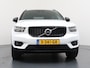 Volvo XC40 1.5 T4 Recharge R-Design / Trekhaak / Navigatie / 360 Camera / Stuur -en Stoelverwarmd / Parkeersensoren / Keyless / Elektr. koffer / 19'' LMV