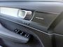 Volvo XC40 2.0 B4 Plus Dark | Trekhaak | TGW 2000 KG | Harman Kardon Audio | Winterwielenset €995 | Achteruitrijcamera | Parkeersensoren | Keyless Entry | Elektrische Achterklep | Elektrisch Verstelbare Voorstoelen | Stoelverwarming | Google Navigatie | Apple Carplay | Android Auto