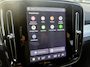 Volvo XC40 2.0 B4 Plus Dark | Trekhaak | TGW 2000 KG | Harman Kardon Audio | Winterwielenset €995 | Achteruitrijcamera | Parkeersensoren | Keyless Entry | Elektrische Achterklep | Elektrisch Verstelbare Voorstoelen | Stoelverwarming | Google Navigatie | Apple Carplay | Android Auto