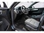 Volvo XC40 2.0 B4 Plus Dark | Trekhaak | Harman Kardon Audio | Achteruitrijcamera | Parkeersensoren | Keyless Entry | Elektrische Achterklep | Elektrisch Verstelbare Voorstoelen | Stoelverwarming | Google Navigatie | Apple Carplay | Android Auto |