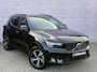 Volvo XC40 2.0 B4 Plus Dark | Trekhaak | TGW 2000 KG | Harman Kardon Audio | Winterwielenset €995 | Achteruitrijcamera | Parkeersensoren | Keyless Entry | Elektrische Achterklep | Elektrisch Verstelbare Voorstoelen | Stoelverwarming | Google Navigatie | Apple Carplay | Android Auto