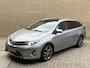 Toyota Auris Touring Sports 1.8 Hybrid | Panoramadak | Camera | Half leder | Stoelverwarming | Navigatie | Cruise control | Climate control | 17 inch velgen | Keyless | Elektrische ramen | Volledig onderhouden | Origineel Nederlandse auto met NAP