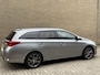 Toyota Auris Touring Sports 1.8 Hybrid | Panoramadak | Camera | Half leder | Stoelverwarming | Navigatie | Cruise control | Climate control | 17 inch velgen | Keyless | Elektrische ramen | Volledig onderhouden | Origineel Nederlandse auto met NAP