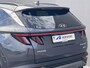 Hyundai Tucson 1.6 T-GDI PHEV Comfort Smart 4WD / 1.350 kg Afn. trekhaak / Dealer Onderhouden / Fabrieksgarantie tot 6-2029 / Accu SoH 89% / Elektrische klep / Stuur- en stoelverwarming / Navi / Apple Carplay Android / 19" LM wielen /
