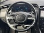 Hyundai Tucson 1.6 T-GDI PHEV Comfort Smart 4WD / 1.350 kg Afn. trekhaak / Dealer Onderhouden / Fabrieksgarantie tot 6-2029 / Accu SoH 89% / Elektrische klep / Stuur- en stoelverwarming / Navi / Apple Carplay Android / 19" LM wielen /