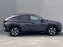 Hyundai Tucson 1.6 T-GDI PHEV Comfort Smart 4WD / 1.350 kg Afn. trekhaak / Dealer Onderhouden / Fabrieksgarantie tot 6-2029 / Accu SoH 89% / Elektrische klep / Stuur- en stoelverwarming / Navi / Apple Carplay Android / 19" LM wielen /