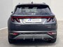 Hyundai Tucson 1.6 T-GDI PHEV Comfort Smart 4WD / 1.350 kg Afn. trekhaak / Dealer Onderhouden / Fabrieksgarantie tot 6-2029 / Accu SoH 89% / Elektrische klep / Stuur- en stoelverwarming / Navi / Apple Carplay Android / 19" LM wielen /