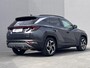 Hyundai Tucson 1.6 T-GDI PHEV Comfort Smart 4WD / 1.350 kg Afn. trekhaak / Dealer Onderhouden / Fabrieksgarantie tot 6-2029 / Accu SoH 89% / Elektrische klep / Stuur- en stoelverwarming / Navi / Apple Carplay Android / 19" LM wielen /