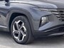 Hyundai Tucson 1.6 T-GDI PHEV Comfort Smart 4WD / 1.350 kg Afn. trekhaak / Dealer Onderhouden / Fabrieksgarantie tot 6-2029 / Accu SoH 89% / Elektrische klep / Stuur- en stoelverwarming / Navi / Apple Carplay Android / 19" LM wielen /
