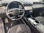 Hyundai Tucson 1.6 T-GDI PHEV Comfort Smart 4WD / 1.350 kg Afn. trekhaak / Dealer Onderhouden / Fabrieksgarantie tot 6-2029 / Accu SoH 89% / Elektrische klep / Stuur- en stoelverwarming / Navi / Apple Carplay Android / 19" LM wielen /