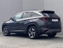 Hyundai Tucson 1.6 T-GDI PHEV Comfort Smart 4WD / 1.350 kg Afn. trekhaak / Dealer Onderhouden / Fabrieksgarantie tot 6-2029 / Accu SoH 89% / Elektrische klep / Stuur- en stoelverwarming / Navi / Apple Carplay Android / 19" LM wielen /