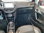 Peugeot 2008 1.2 PureTech Blue Lease Allure,Automaat,Navigatie,Parkeerassistent,Panoramadak,Climate&Cruisecontrol,Spraakbediening,Halfleder/Stof,Dakrail,16 Inch Lmv
