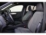 Volvo XC40 B4 Plus Dark - IntelliSafe Assist & Surround - Harman/Kardon audio - Parkeercamera achter - Verwarmde voorstoelen & stuur - Parkeersensoren voor & achter - Elektr. bedienb. voorstoelen met geheugen links - Extra getint glas - Inklapbare trekhaak - 19' LMV