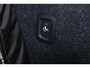Volvo XC40 B4 Plus Dark - IntelliSafe Assist & Surround - Harman/Kardon audio - Parkeercamera achter - Verwarmde voorstoelen & stuur - Parkeersensoren voor & achter - Elektr. bedienb. voorstoelen met geheugen links - Extra getint glas - Inklapbare trekhaak - 19' LMV
