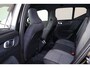 Volvo XC40 B4 Plus Dark - IntelliSafe Assist & Surround - Harman/Kardon audio - Parkeercamera achter - Verwarmde voorstoelen & stuur - Parkeersensoren voor & achter - Elektr. bedienb. voorstoelen met geheugen links - Extra getint glas - Inklapbare trekhaak - 19' LMV