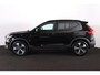 Volvo XC40 B4 Plus Dark - IntelliSafe Assist & Surround - Harman/Kardon audio - Parkeercamera achter - Verwarmde voorstoelen & stuur - Parkeersensoren voor & achter - Elektr. bedienb. voorstoelen met geheugen links - Extra getint glas - Inklapbare trekhaak - 19' LMV