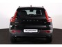 Volvo XC40 B4 Plus Dark - IntelliSafe Assist & Surround - Harman/Kardon audio - Parkeercamera achter - Verwarmde voorstoelen & stuur - Parkeersensoren voor & achter - Elektr. bedienb. voorstoelen met geheugen links - Extra getint glas - Inklapbare trekhaak - 19' LMV