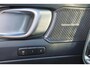 Volvo XC40 B4 Plus Dark - IntelliSafe Assist & Surround - Harman/Kardon audio - Parkeercamera achter - Verwarmde voorstoelen & stuur - Parkeersensoren voor & achter - Elektr. bedienb. voorstoelen met geheugen links - Extra getint glas - Inklapbare trekhaak - 19' LMV