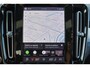 Volvo XC40 B4 Plus Dark - IntelliSafe Assist & Surround - Harman/Kardon audio - Parkeercamera achter - Verwarmde voorstoelen & stuur - Parkeersensoren voor & achter - Elektr. bedienb. voorstoelen met geheugen links - Extra getint glas - Inklapbare trekhaak - 19' LMV
