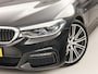 BMW 5-Serie 520i M Sport High Executive 184Pk Automaat (GROOT NAVI, M PAKKET, 360 CAMERA, MEMORY SEATS, HARMAN/KARDON, STUUR/STOELVERWARMING, LUXE LEDER, HEAD-UP DISPLAY, GETINT GLAS, NIEUWSTAAT)