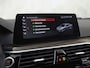 BMW 5-Serie 520i M Sport High Executive 184Pk Automaat (GROOT NAVI, M PAKKET, 360 CAMERA, MEMORY SEATS, HARMAN/KARDON, STUUR/STOELVERWARMING, LUXE LEDER, HEAD-UP DISPLAY, GETINT GLAS, NIEUWSTAAT)