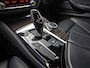 BMW 5-Serie 520i M Sport High Executive 184Pk Automaat (GROOT NAVI, M PAKKET, 360 CAMERA, MEMORY SEATS, HARMAN/KARDON, STUUR/STOELVERWARMING, LUXE LEDER, HEAD-UP DISPLAY, GETINT GLAS, NIEUWSTAAT)