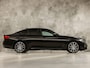 BMW 5-Serie 520i M Sport High Executive 184Pk Automaat (GROOT NAVI, M PAKKET, 360 CAMERA, MEMORY SEATS, HARMAN/KARDON, STUUR/STOELVERWARMING, LUXE LEDER, HEAD-UP DISPLAY, GETINT GLAS, NIEUWSTAAT)
