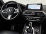 BMW 5-Serie 520i M Sport High Executive 184Pk Automaat (GROOT NAVI, M PAKKET, 360 CAMERA, MEMORY SEATS, HARMAN/KARDON, STUUR/STOELVERWARMING, LUXE LEDER, HEAD-UP DISPLAY, GETINT GLAS, NIEUWSTAAT)