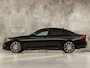 BMW 5-Serie 520i M Sport High Executive 184Pk Automaat (GROOT NAVI, M PAKKET, 360 CAMERA, MEMORY SEATS, HARMAN/KARDON, STUUR/STOELVERWARMING, LUXE LEDER, HEAD-UP DISPLAY, GETINT GLAS, NIEUWSTAAT)