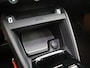Citroën C4 X 1.2 Puretech Shine afnb Trekhaak, Apple Carplay/Android Auto, Cruise control adaptief, keyless entry/start, Parkeersensor voor/achter, Achteruitrijcamera Een luxe en stijlvolle sedan met een hoog comfortniveau en een ruim interieur. De krachtige en zuinige 1.2 PureTech-motor zorgt voor een soepele rijervaring, terwijl de rijke Shine-uitvoering