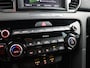 Kia Sportage 1.6 T-GDI GT-Line Bluetooth, Cruise control, Parkeersensor voor/achter, Rijstrooksensor, Winterpakket, Keyless entry Een ruime en luxe SUV met een sportieve uitstraling. Het interieur biedt veel comfort en ruimte, waardoor zowel korte als lange ritten prettig zijn. Dankzij de rijke GT-Line uitvoering is dez